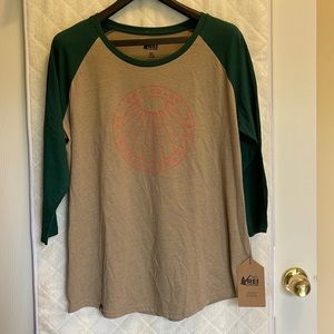 Rei Coop Women Top, Beige and Green with Orange Logo, Size XL